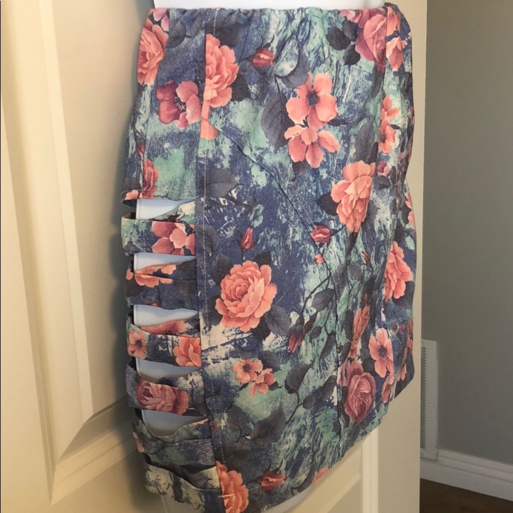 Floral tight skirt - Picture 2 of 4